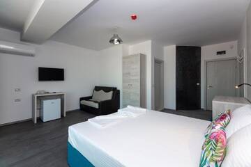 Фото номера Трехместный номер с видом на море Отель Hotel H г. Эфорие-Норд 3