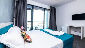 Фото номера Номер с кроватью размера «king-size» и видом на море Отель Hotel H г. Эфорие-Норд 14