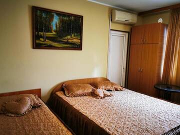 Фото номера Трехместный номер с балконом Гостевой дом Vila La Famiglia г. Эфорие-Норд 5