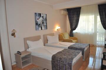Фото номера Семейный номер (для 2 взрослых и 1 ребенка) Отель Hotel Regal г. Эфорие-Норд 4