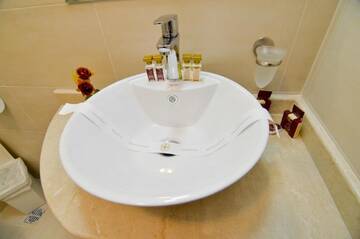 Фото номера Двухместный номер с 1 кроватью и балконом Отель Lucas Boutique Hotel г. Эфорие-Норд 6