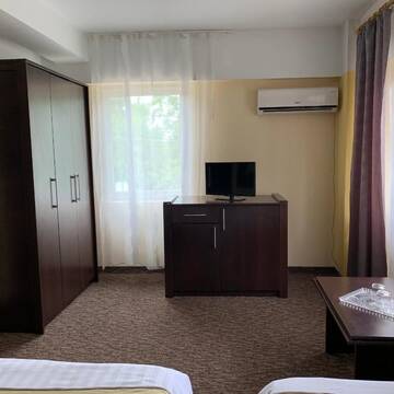 Фото номера Трехместный номер с балконом Отель Hotel Mario г. Эфорие-Норд 3
