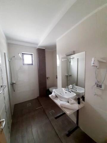 Фото номера Двухместный номер с 1 кроватью Гостевой дом Vila Ryanna Beach г. Эфорие-Норд 13