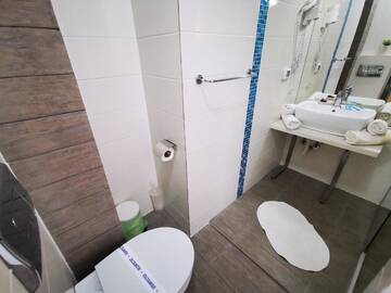Фото номера Трехместный номер (2 взрослых + 1 ребенок) с видом на море Гостевой дом Vila Ryanna Beach г. Эфорие-Норд 12
