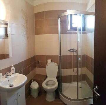 Фото номера Двухместный номер с 1 кроватью и собственной ванной комнатой вне номера Проживание в семье Vila Lidia г. Эфорие-Норд 3